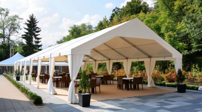 Festzelt mit weißer Plane, offener Seitenwand und Bestuhlung auf einer Terrasse bei Sonnenschein