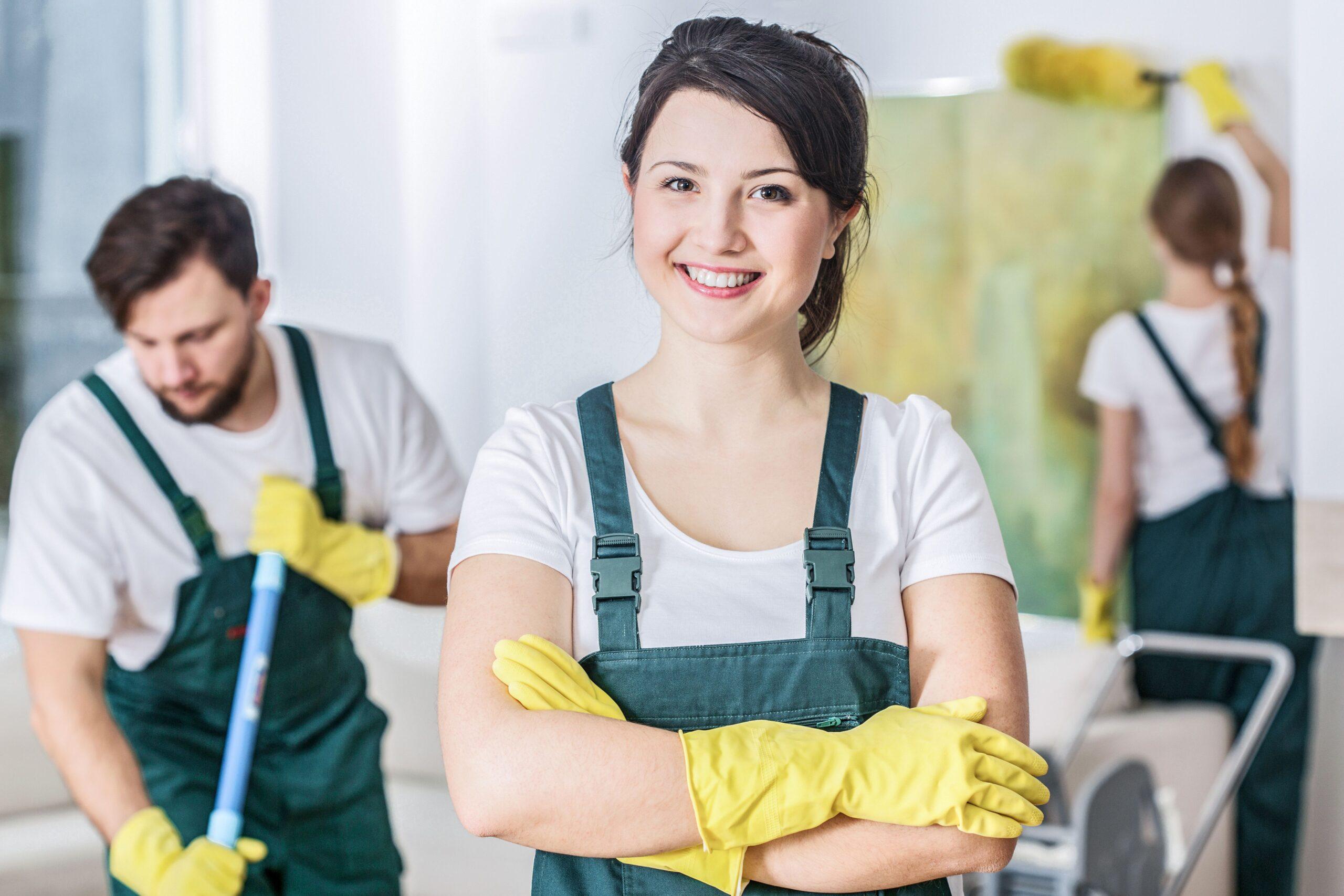 Gebäudereinigung Berlin: Professionelles Reinigungsteam im Einsatz in moderner Arbeitsumgebung