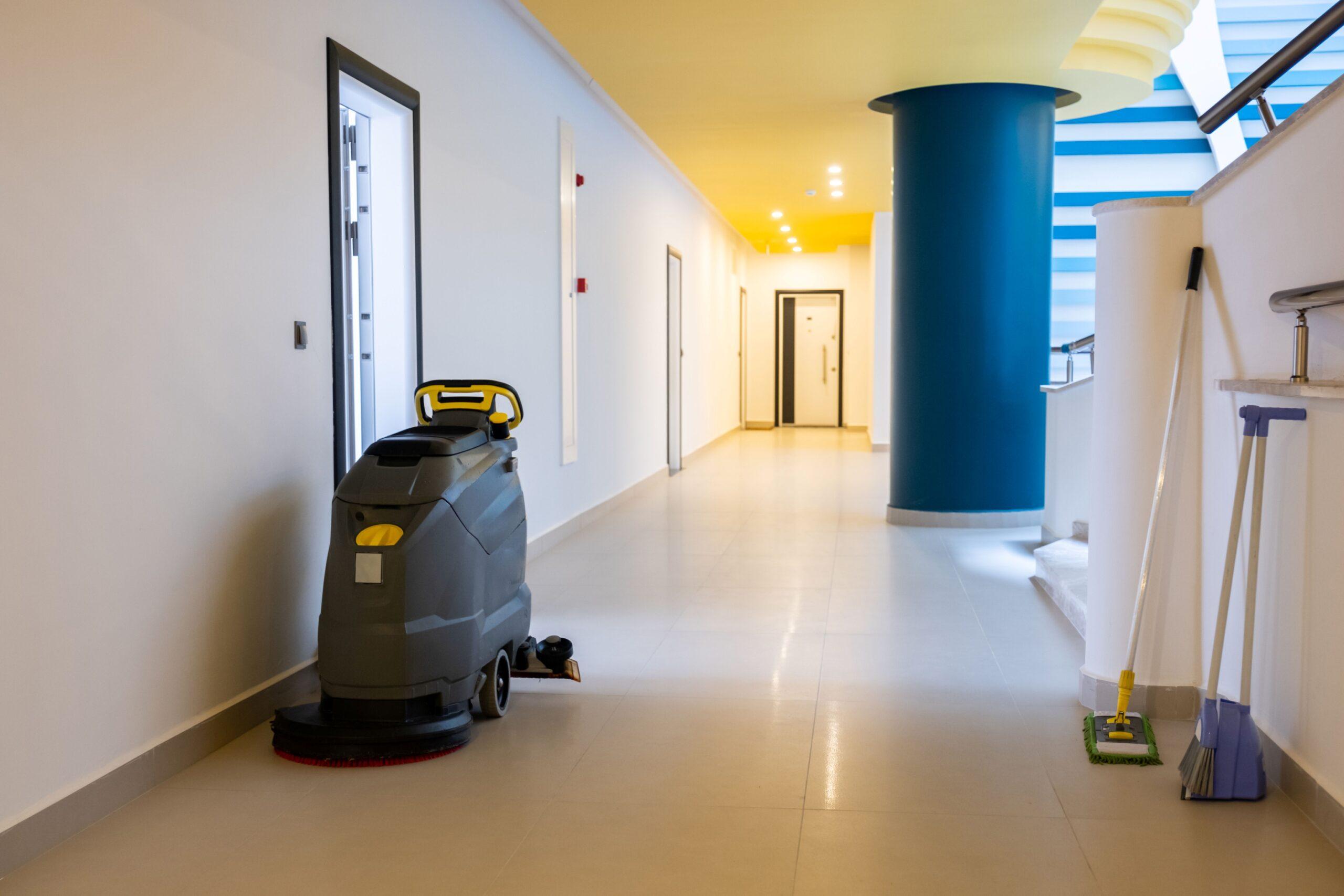 Gebäudereinigung Berlin: Glänzender Flur mit Reinigungsmaschine als Zeichen für professionelle Sauberkeit