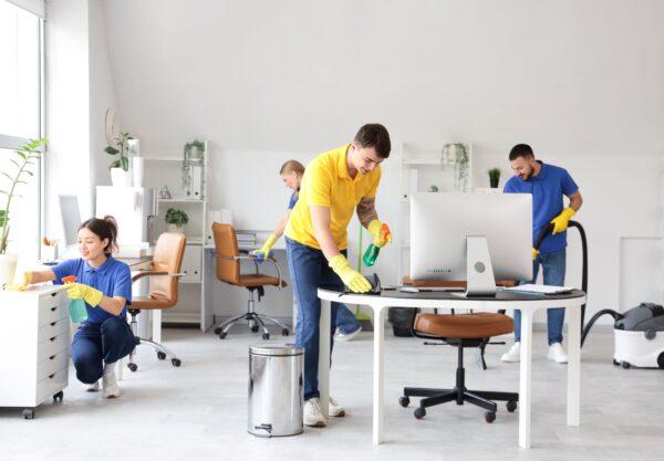 Gebäudereinigung Berlin: Team reinigt modernes Büro mit professioneller Ausrüstung