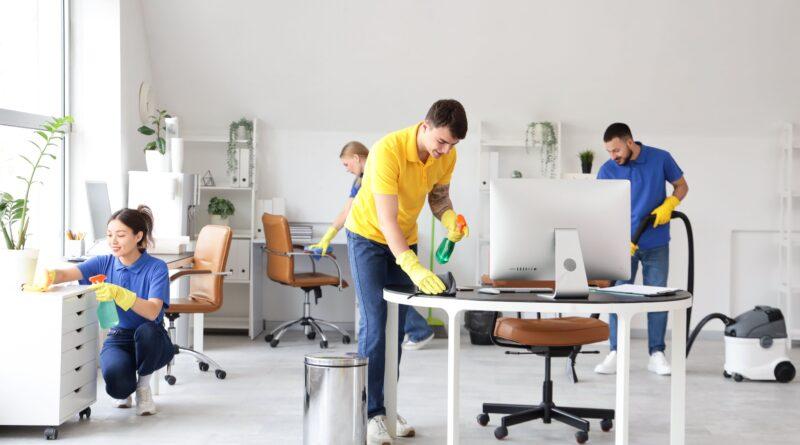 Gebäudereinigung Berlin: Team reinigt modernes Büro mit professioneller Ausrüstung